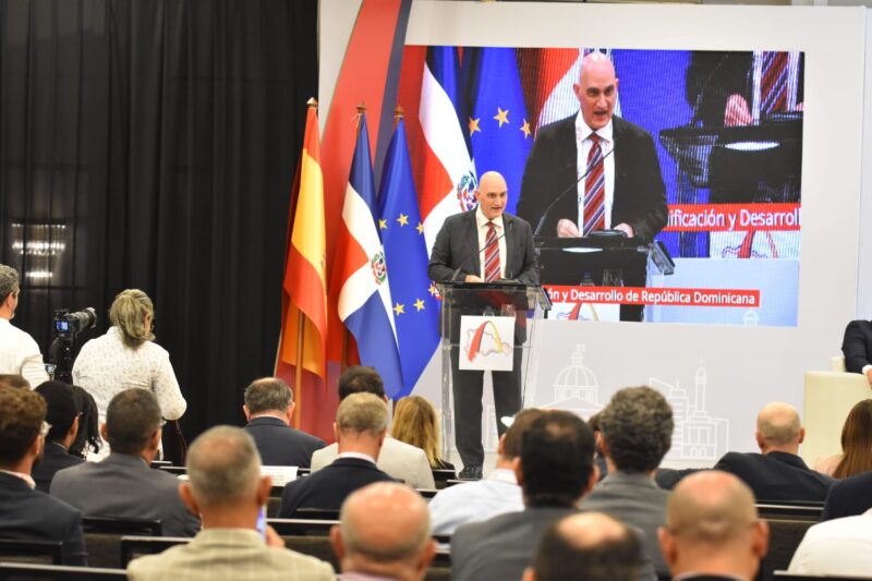 Ministro de Economía diserta sobre oportunidades del sector agua potable y saneamiento en encuentro empresarial de RD y España