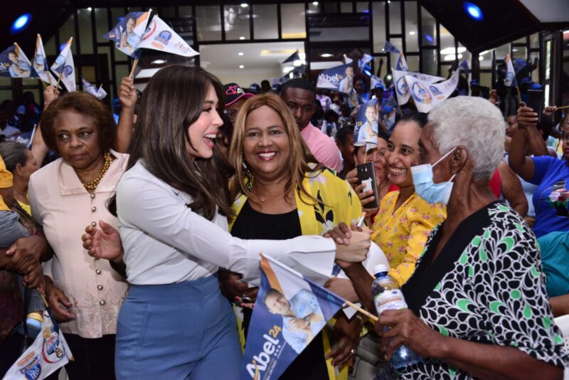 Nahiony Reyes lleva mensaje de fe y esperanza a mujeres de San Cristóbal y Haina
