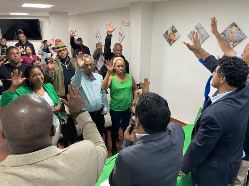 Presidente junto Dirección del PRM en Segovia, España pasan a la Fuerza del Pueblo