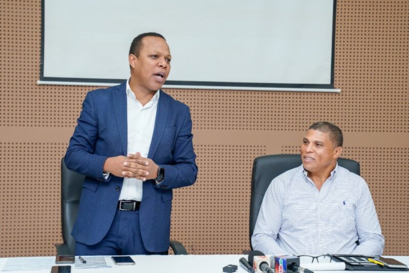 Milton Morrison se reúne con banilejos para tratar facturación y avances del proyecto de rehabilitación de redes