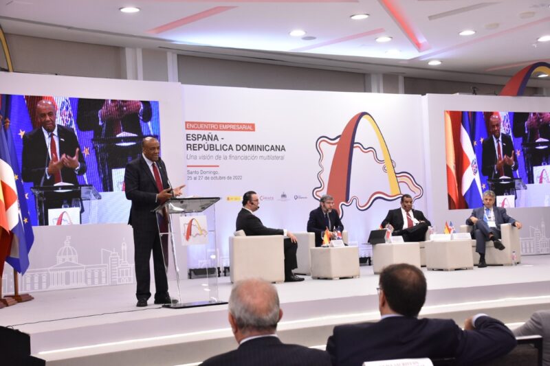 Ministro Almonte aboga por inversión privada para desarrollo energía renovable