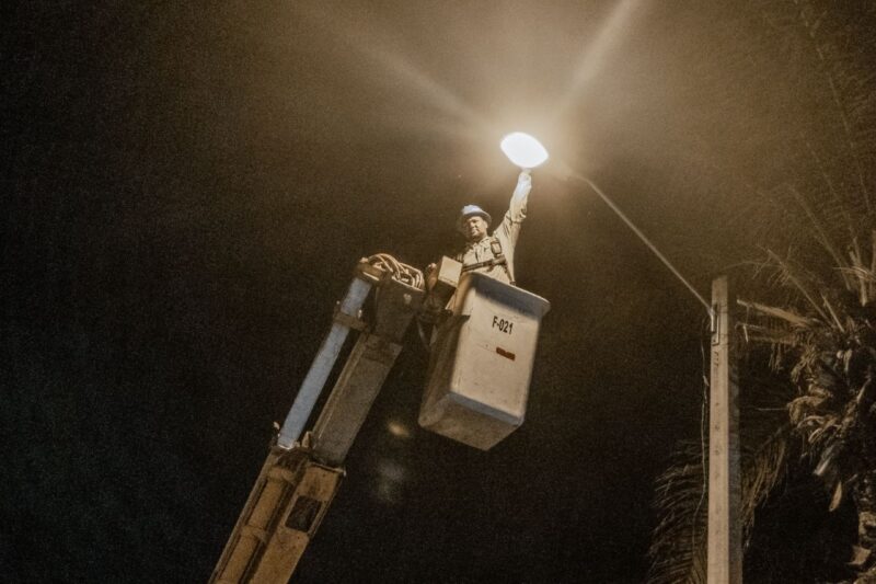 Edesur Dominicana ilumina el malecón turístico de Barahona