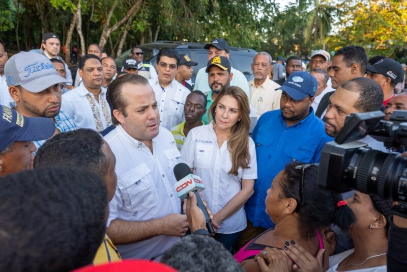Gobierno y alcaldía continúan llevando asistencia a familias afectadas por lluvias en DN