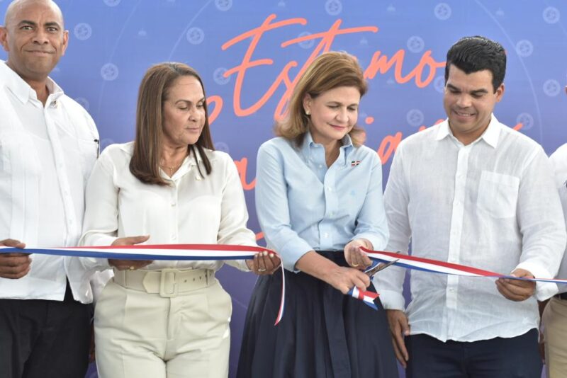 La vicepresidenta de la República, Raquel Peña, y Wellington Arnaud, director del INAPA, inaugura planta de aguas residuales en Castillo, provincia Duarte