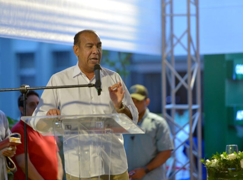 Presidente Abinader y el ministro de Obras Públicas Deligne Ascención inauguran plan de asfaltado de las calles de Montecristi Montecristi