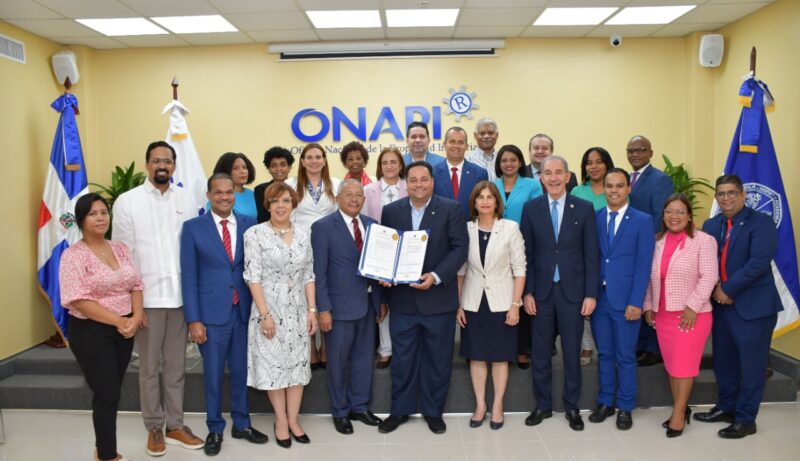 Onapi entrega dos Patentes de invención sobre como curar el cáncer a científico de la UASD