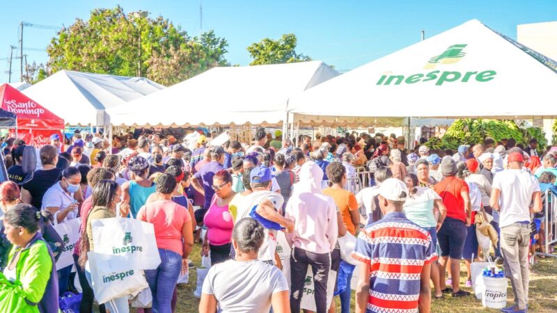 Presidente Luis Abinader dispone rebaja de Super Combos Navideños del Inespre a RD$650