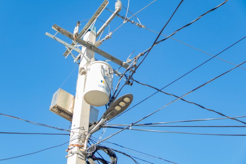 Edesur coloca transformadores en Independencia para estabilizar electricidad a más de 3,000 mil viviendas
