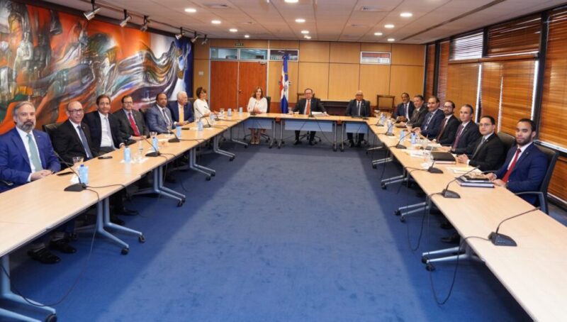 Valdez Albizu se reúne con la ABA para pasar revista al comportamiento del sector financiero y las perspectivas económicas del 2023