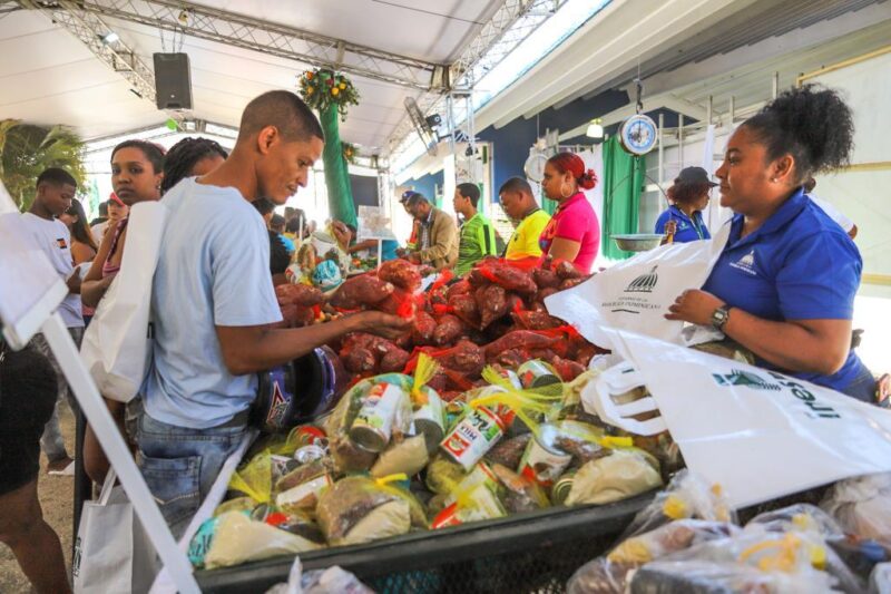 Inespre baja a 300 pesos los combos de habichuelas con dulce en Feria Agropecuaria Nacional
