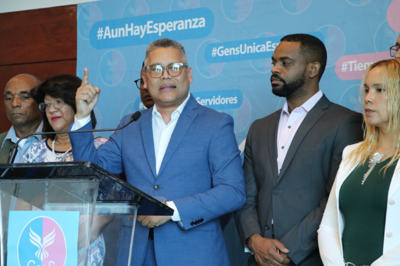 Carlos Peña se proclama el candidato presidencial de los evangélicos y católicos