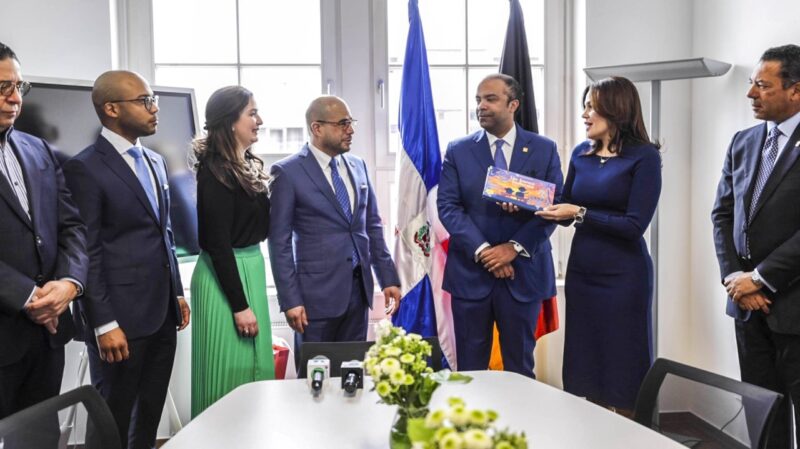 Banreservas dona exposición fotográfica a embajada dominicana en Alemania