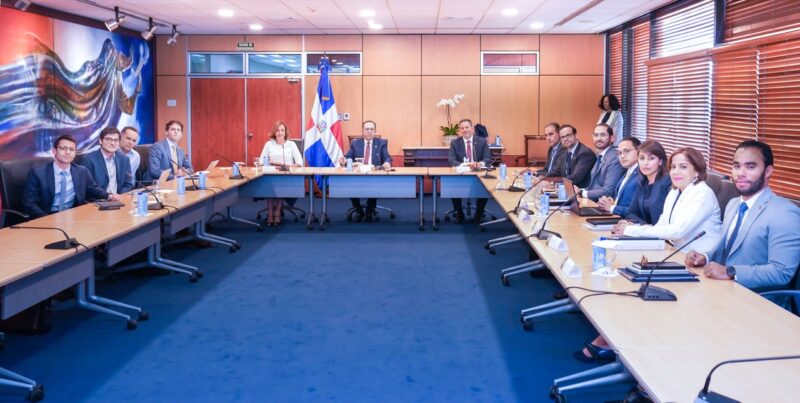 Valdez Albizu expone a representantes de Bank of America los elementos claves que incentivan las inversiones en RD