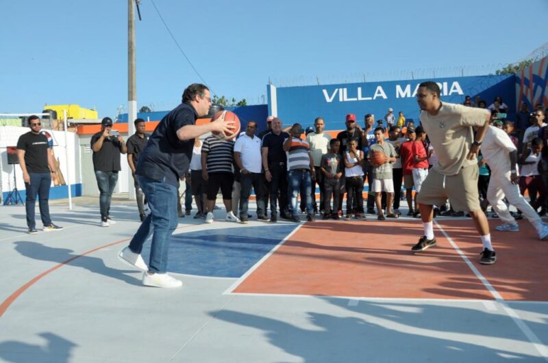 Eduardo Sanz Lovatón Yayo remoza la cancha Villa María en el sector Mejoramiento Social del Distrito Nacional