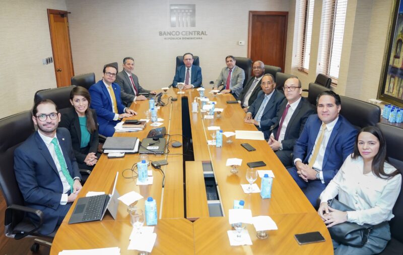 Gobernador del Banco Central y ministro de agricultura abordan la creación de un sistema de análisis y evaluación de datos sobre el desempeño de este sector