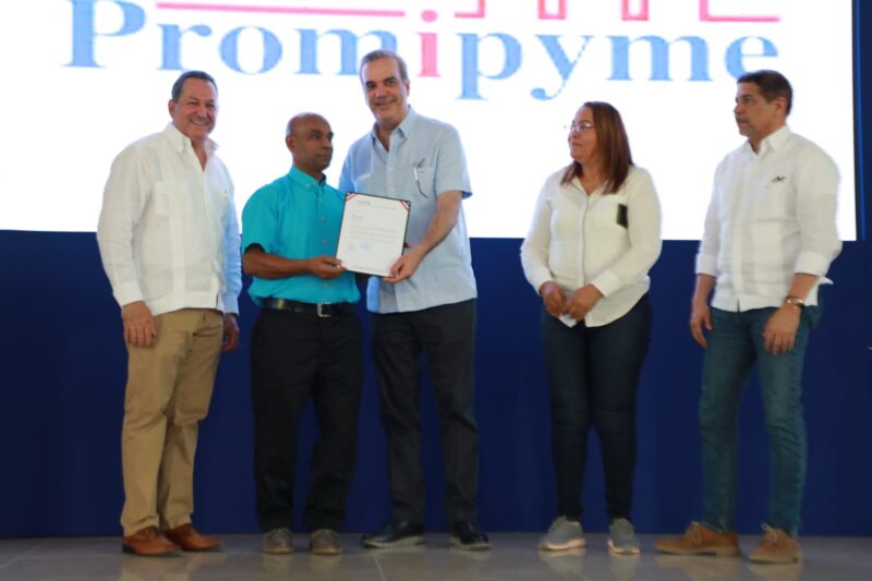 Presidente  Abinader Y Promipyme entregan RD$67.3 millones de pesos en SJM