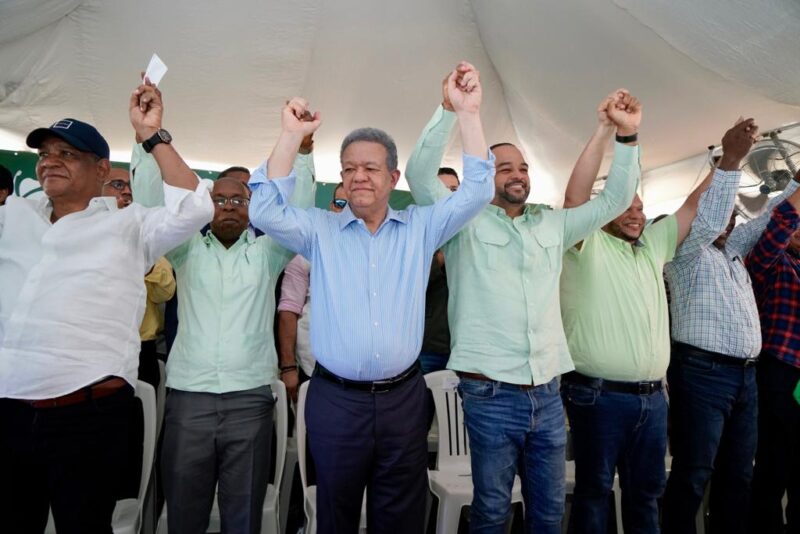 Regidores de SDN Carlos Pérez y Luis Castro, junto a cientos de seguidores se juramentan en la FP