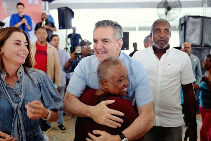 Neney Cabrera sorprende a miles de mujeres del Distrito Nacional por Día de las Madres