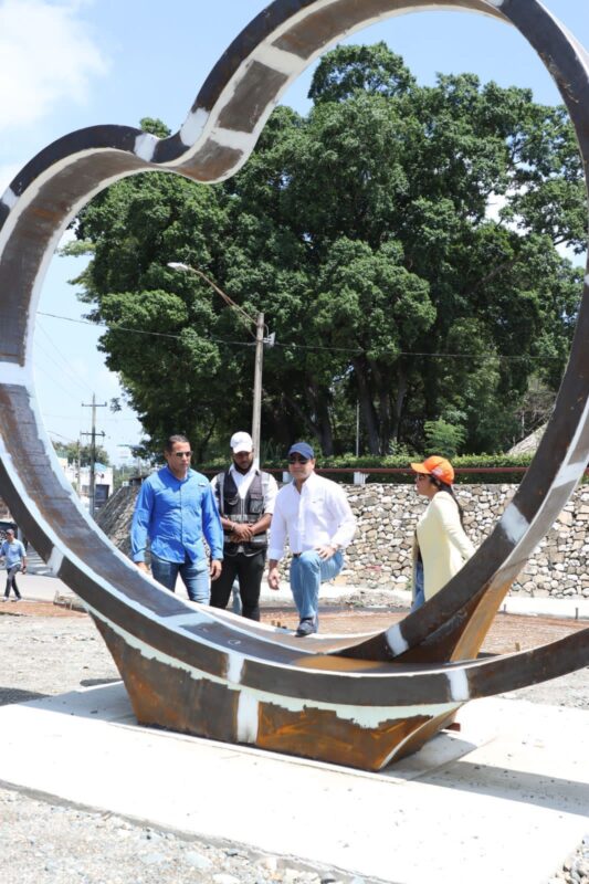 Alcalde Abel Martínez supervisa trabajos rescate y embellecimiento entrada al barrio Pueblo Nuevo