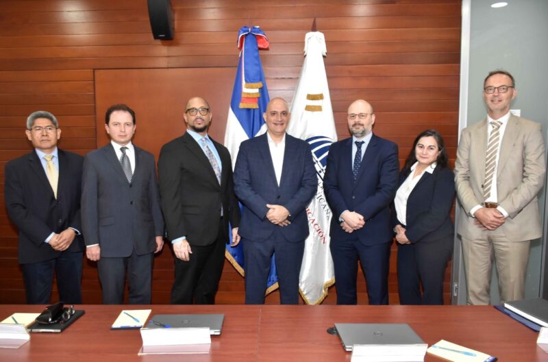 Ministro de Economía dialoga con misión del FMI sobre el buen desempeño macroeconómico de RD, políticas sociales y cambio climático