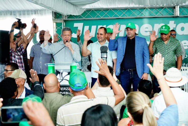 Leonel dice: «Frente al cambio pa’ tra’, volvemos pa’ lante con la Fuerza del Pueblo»