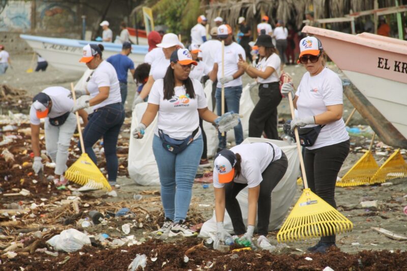 Edesur retira más de 1,000 libras de residuos de la Playa Manresa
