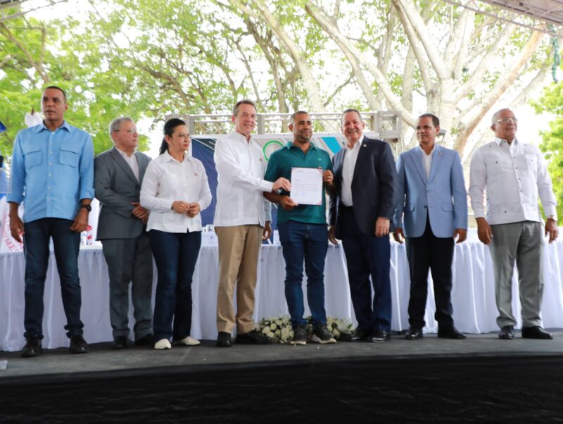 EN RUTAS MIPYMES: GOBIERNO ENTREGA RD$85 millones en Moca
