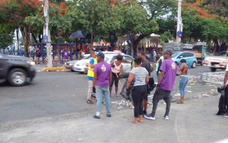 PLD muestra orden y disciplina; recoge basura generada en Marcha de la Esperanza