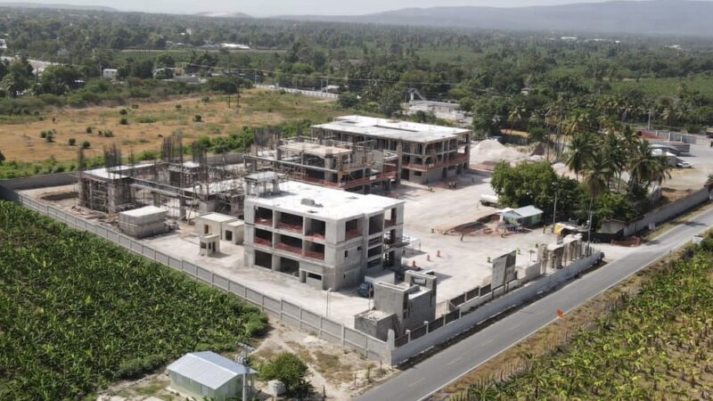 Vicepresidenta Raquel Peña y directivos del MIVED supervisan construcción de la UASD en AZUA