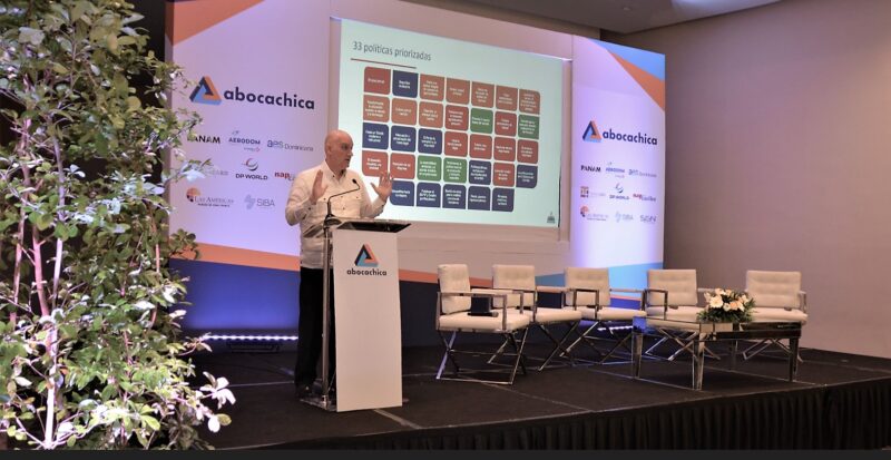 Ministro de Economía afirma que las mejoras en la calidad de vida de las personas y la oportunidad de empleos dignos constituyen las prioridades del gobierno 