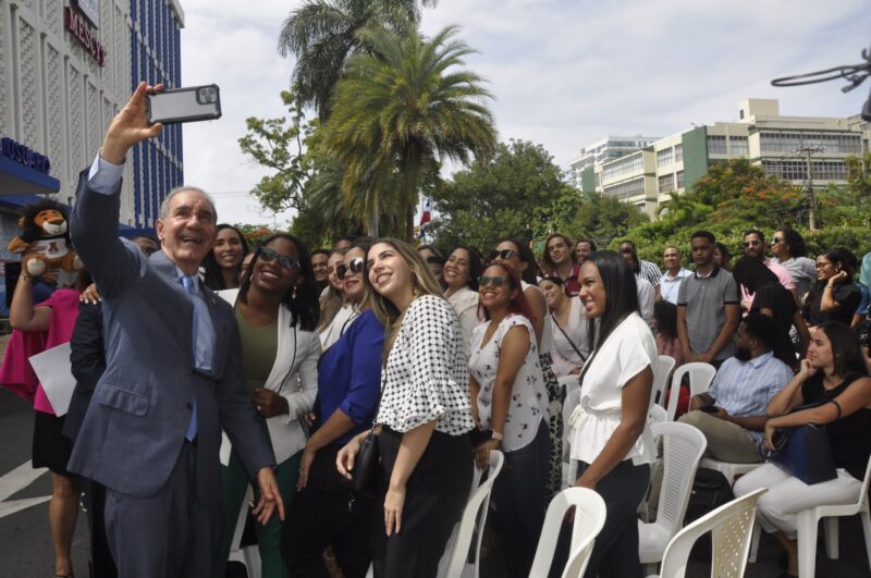 Mescyt envía a miles de jóvenes a estudiar a Oxford, Reino Unido, y a otras universidades prestigiosas del mundo 