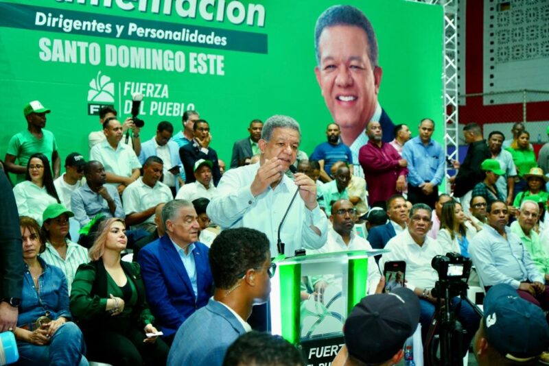 Leonel sostiene encuentros con pastores evangélicos y coordinares del Sector Externo de la FP en Santo Domingo Este