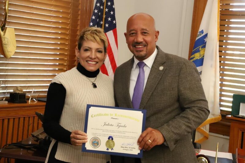 Julieta Tejada es reconocida por el alcalde de Lawrence por su destacada labor como comentarista en La Z 101 y el Gobierno de la Mañana