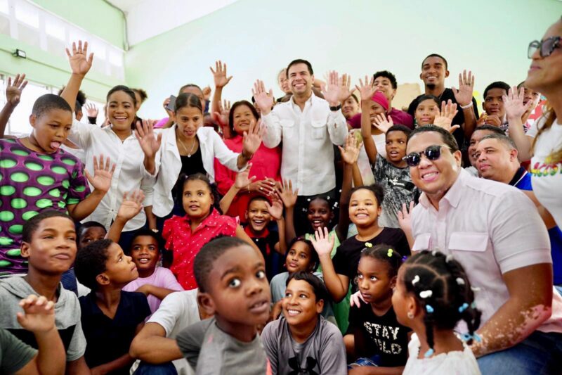 Roberto Ángel encabeza jornadas sociales en Los Alcarrizos y Pedro Brand que impactan afectados por la tormenta Franklin