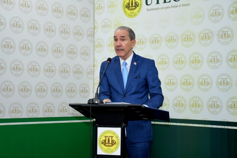 Titular del Mescyt asegura presidente Abinader profundiza proceso democrático a través de la entrega de becas sin excluir a jóvenes por banderías políticas ni su condición social