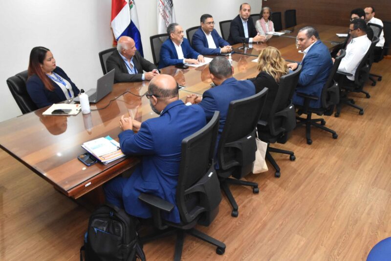 Ministerio de Economía y CNE abordan avances en energías renovables y la planificación en materia energética 