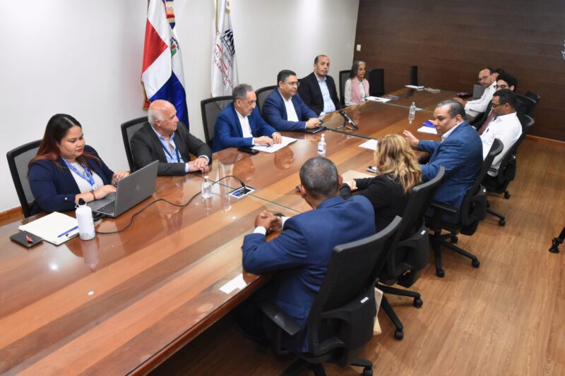 Ministerio de Economía y CNE abordan avances en energías renovables y la planificación en materia energética 