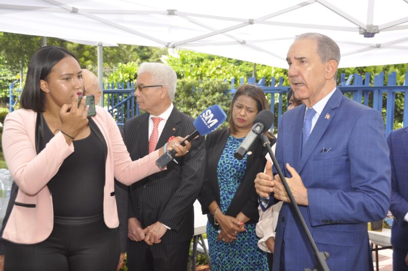 MESCYT inaugura Centro de Acopio para ayudar a los afectados del incendio en San Cristóbal 