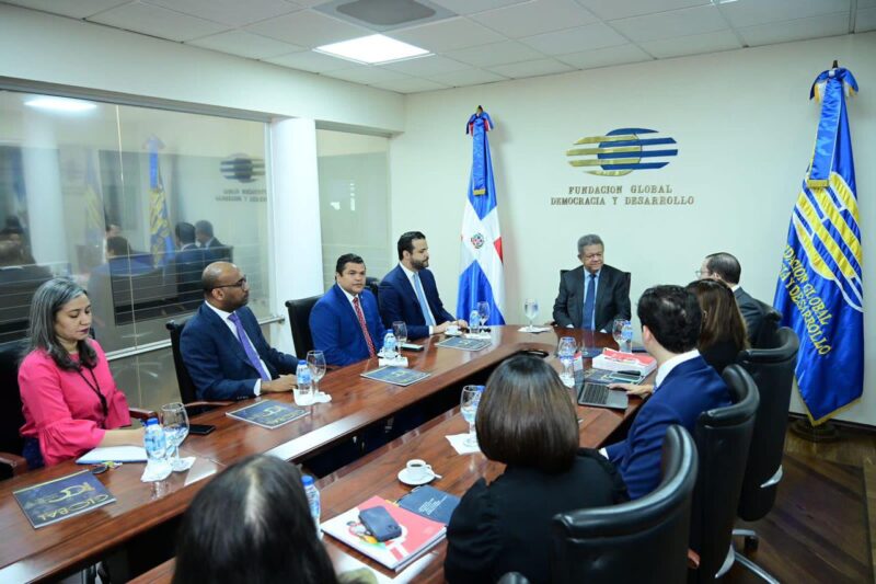 Directiva de ANJE visita al Dr. Leonel Fernández para presentarle los resultados del primer estudio sobre el votante joven dominicano y su impacto en la democracia