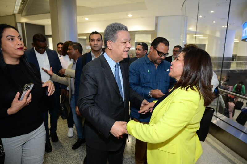 Leonel Fernández viajó este martes a los Estados Unidos para participar en diversas actividades