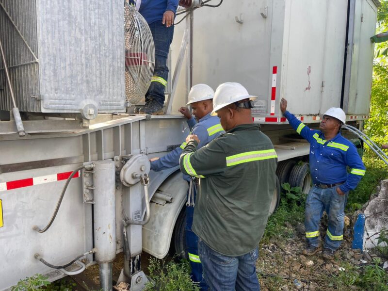 Edeeste restablece servicio eléctrico en varios de los circuitos afectados por incendio en SDN