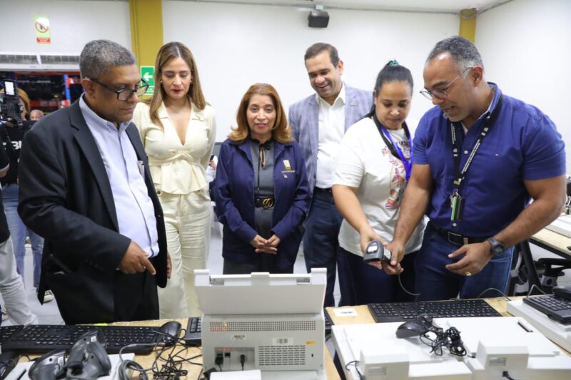 JCE inicia proceso de clonado de equipos que se usarán en primarias de este 1 de octubre