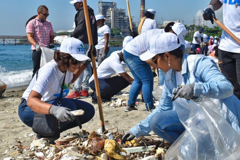 TDC RETIRA 2,000 KILOS DE BASURA DE PLAYA EL GRINGO