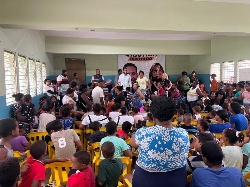 Precandidato a diputado Cristian Morel, dona útiles escolares*