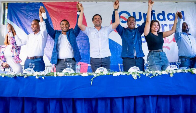 Roberto Ángel juramenta al presidente de la Sala Capitular de Pedro Brand; abandona al PRD