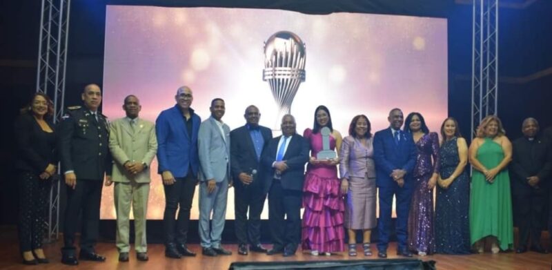 Vanessa Brito Dominci recibe la máxima distinción de los Premios de Oro en Barahona