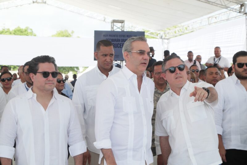 Presidente Abinader da primer palazo para construcción de muelle para cruceros en Barahona
