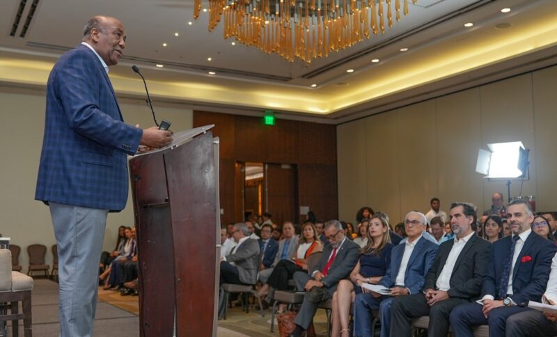 Ministro Almonte destaca la transparencia regulatoria y los nuevos proyectos energéticos