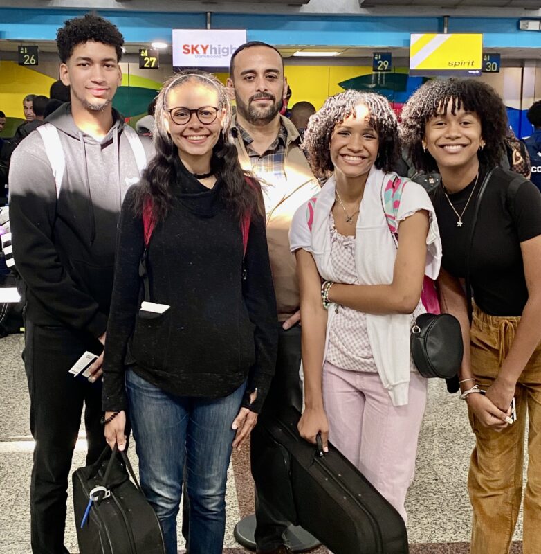 *Estudiantes de Fiesta Clásica participan en Congreso Mundial del Sistema en Caracas*