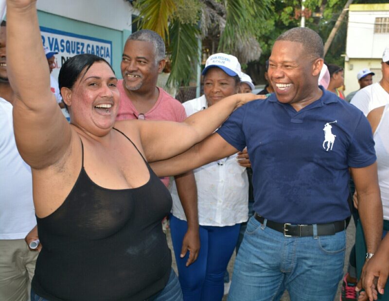 Adán Peguero desarrolla operativo de fumigación en SDE